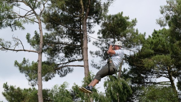 Activité accrobranche à la base de Loisirs à Tremelin