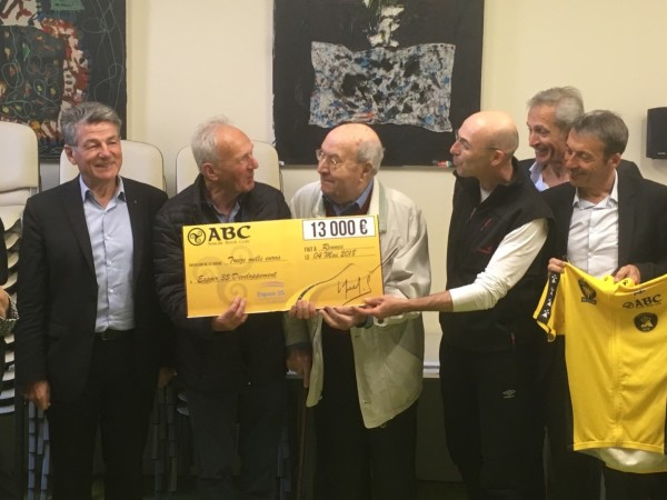 Remise de chèque de 13 000 € à Espoir 35 de l'ABC Breizh Cyclo